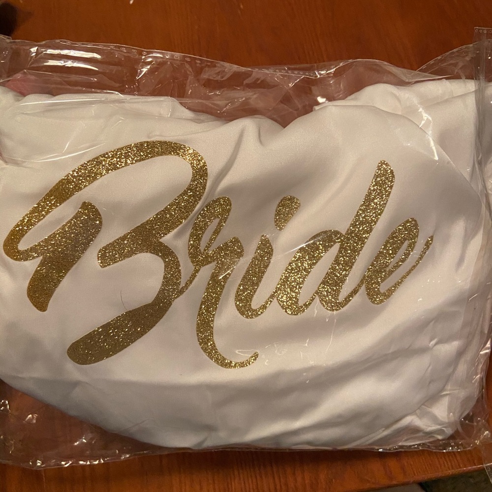 Bride Robe size XL, fit like L. Never worn